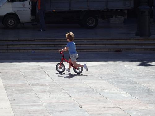 This kid kept a couple hundred people entertained for about 15 minutes.